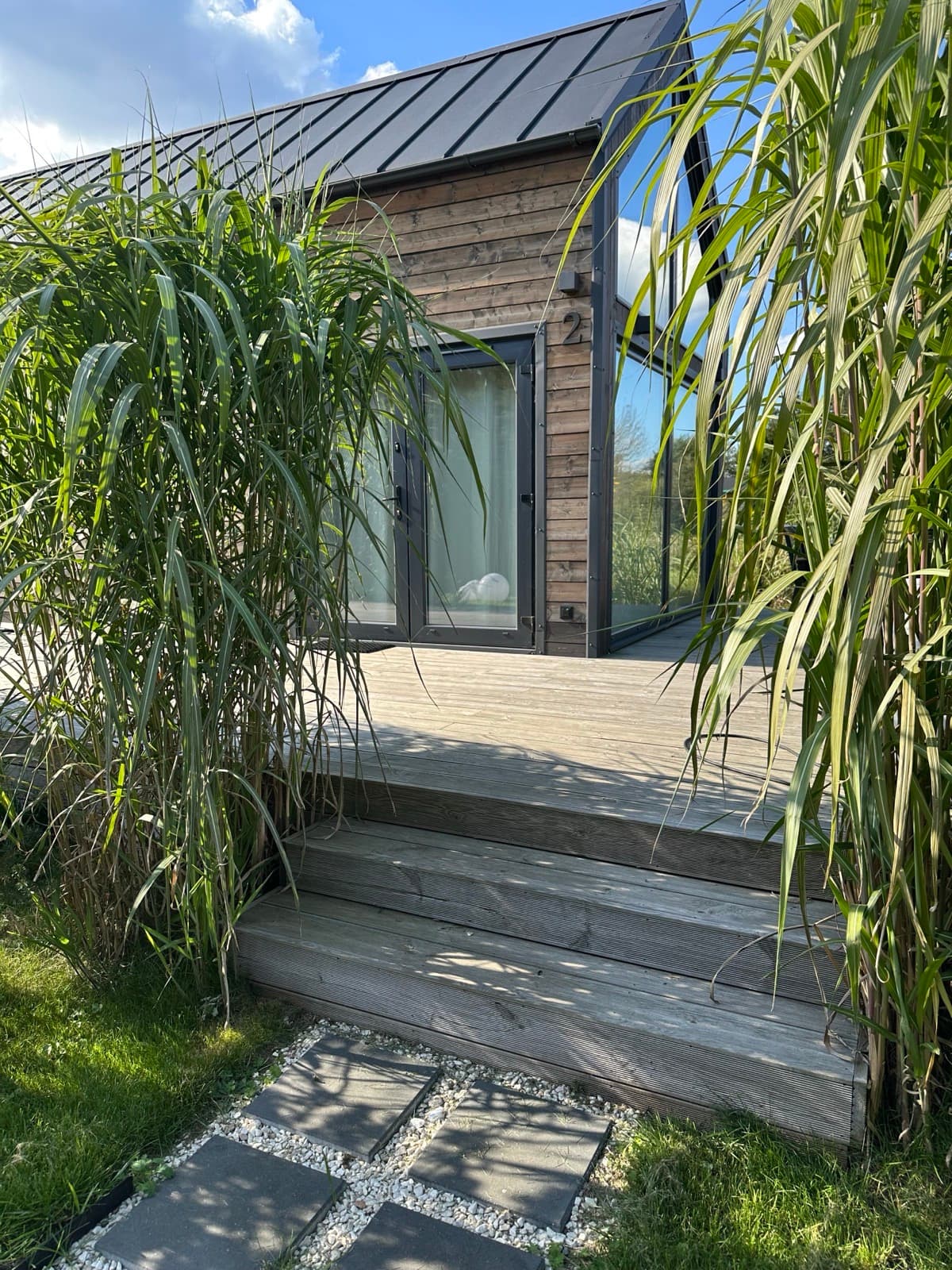 Panorama resortu — domki w rzędzie