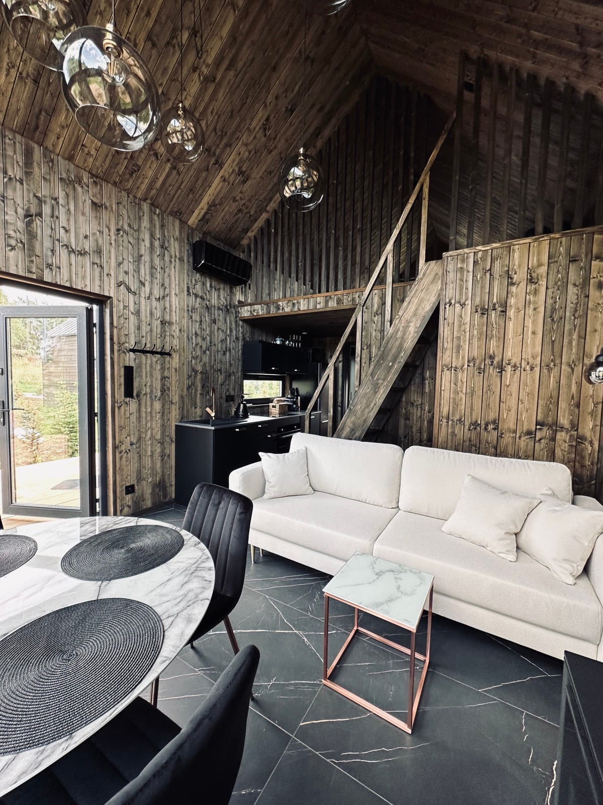 Domek z werandą otoczony naturą