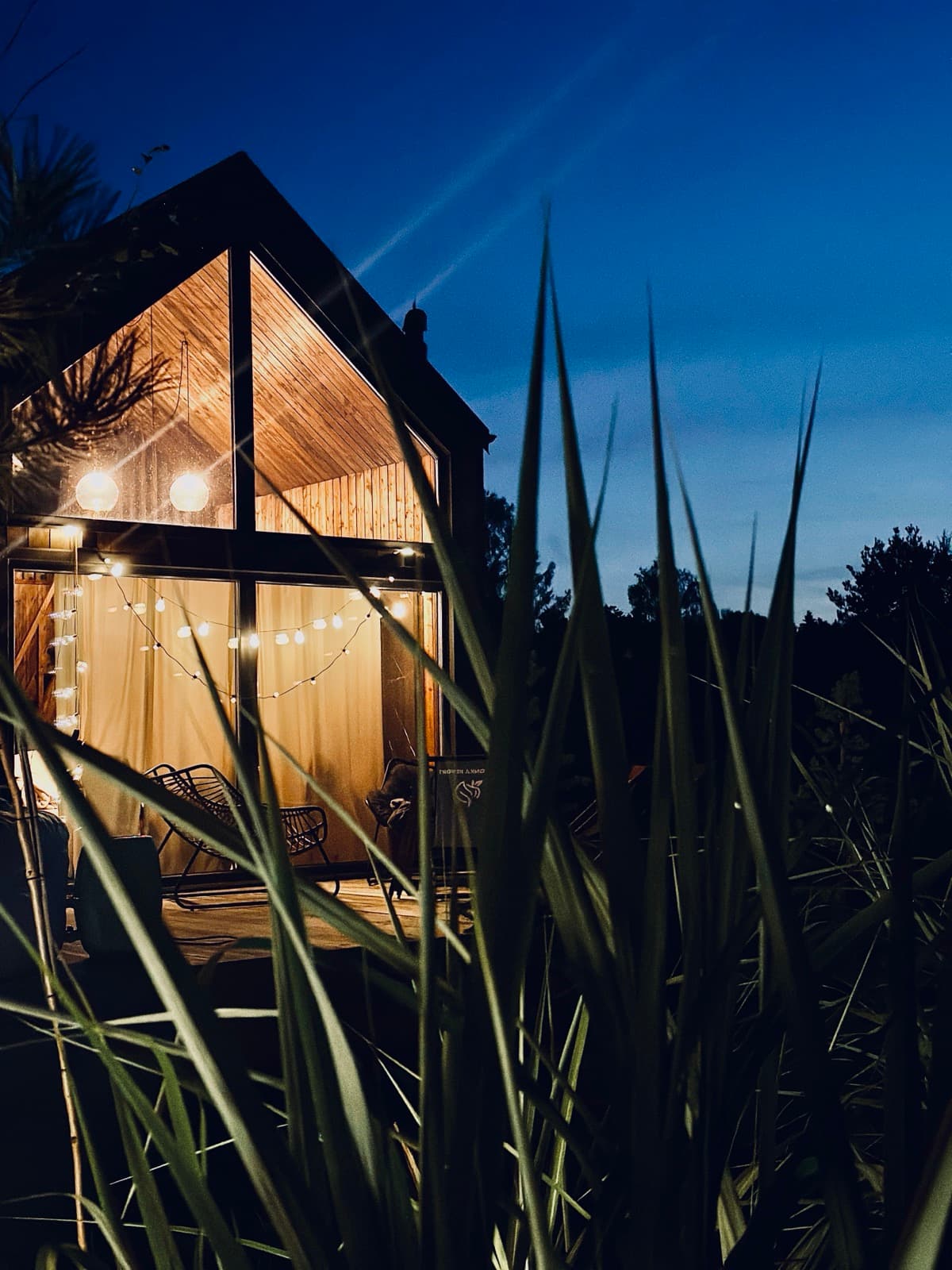 Domek nocą z ciepłym światłem