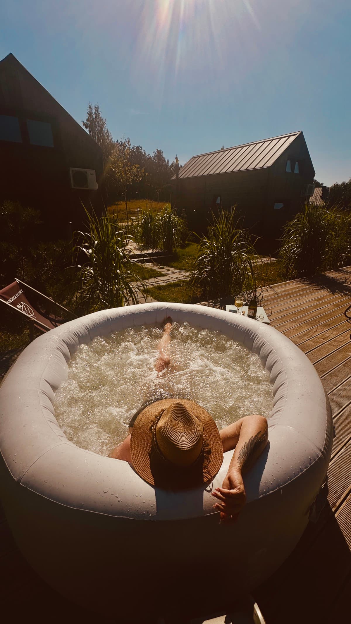 Relaks w jacuzzi w słoneczny dzień — kapelusz i bąbelki
