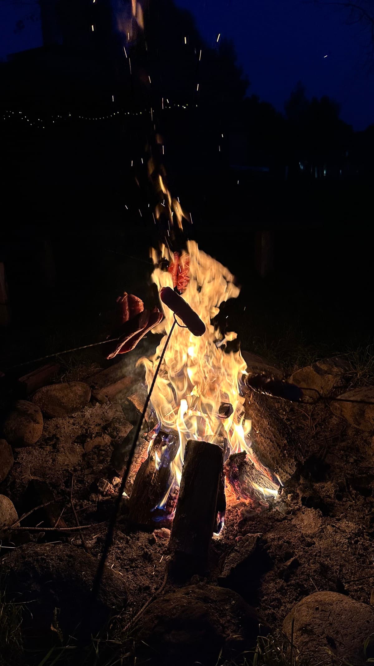 Kiełbaski na ognisku — iskry lecą w niebo