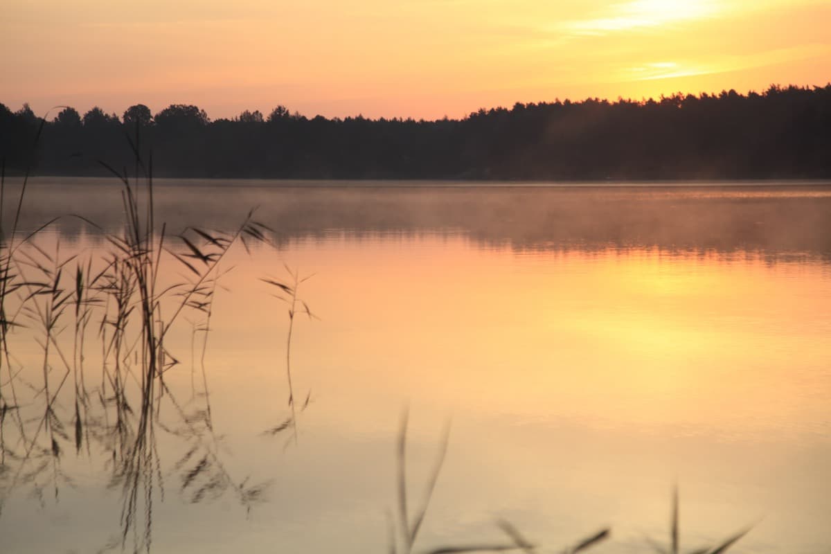 Zachód słońca nad jeziorem