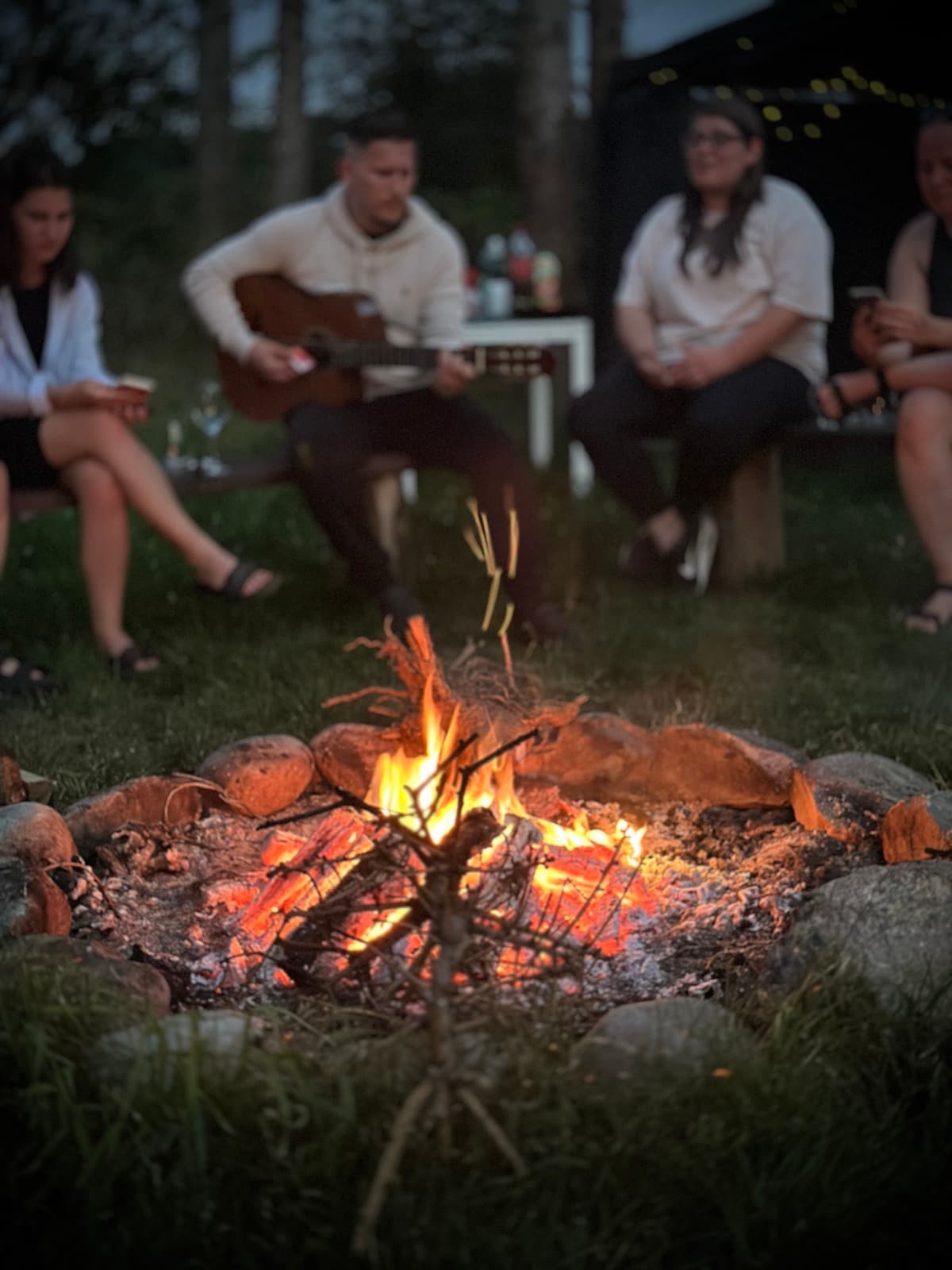 Romantyczne ognisko z gitarą w tle — bokeh