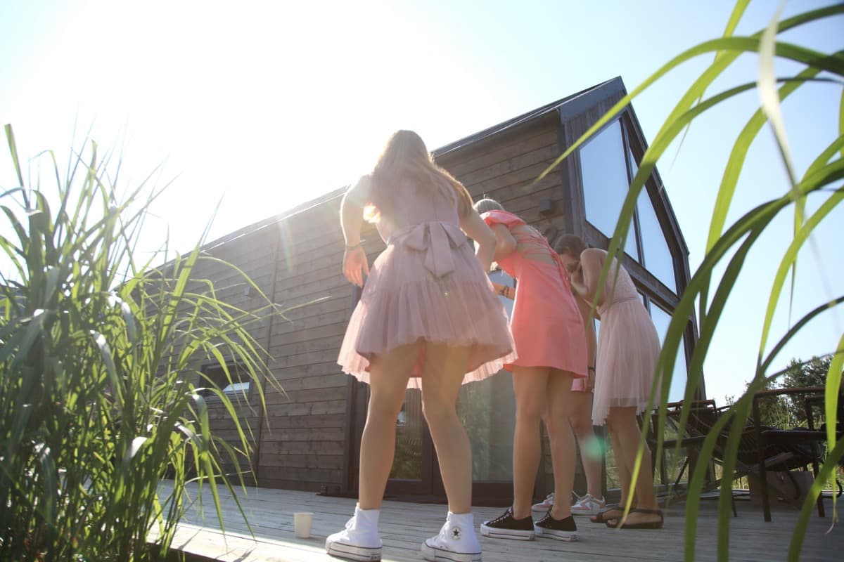 Zabawa na pomoście w słoneczny dzień