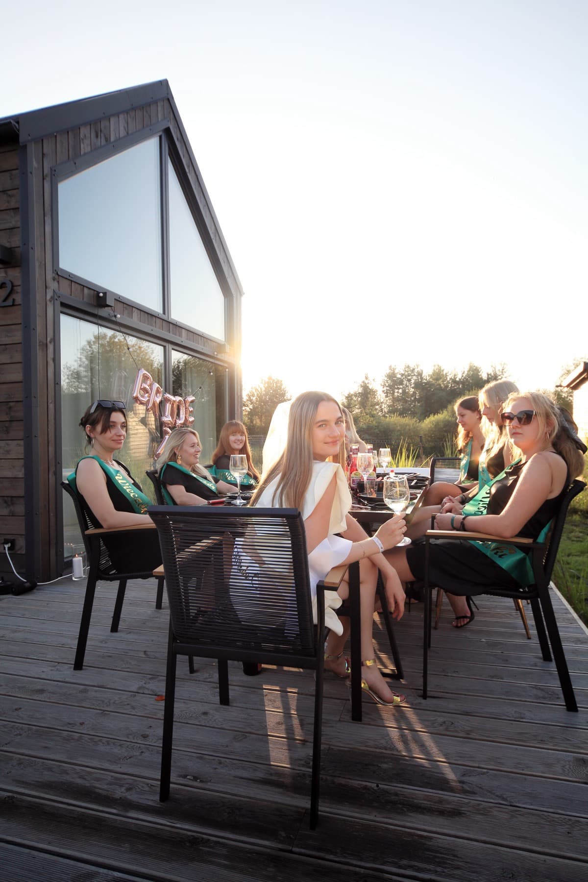 Grupa przyjaciółek na pomoście nad jeziorem na Mazurach