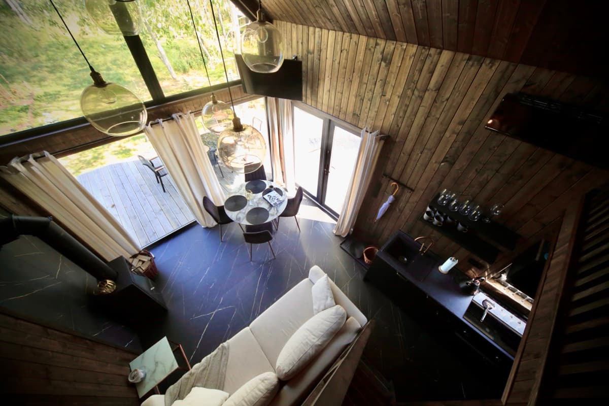 Widok z antresoli na salon — perspektywa z lotu ptaka