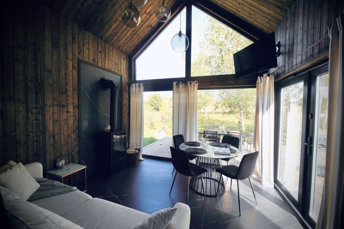 Salon z katedralnymi oknami i widokiem na zieleń