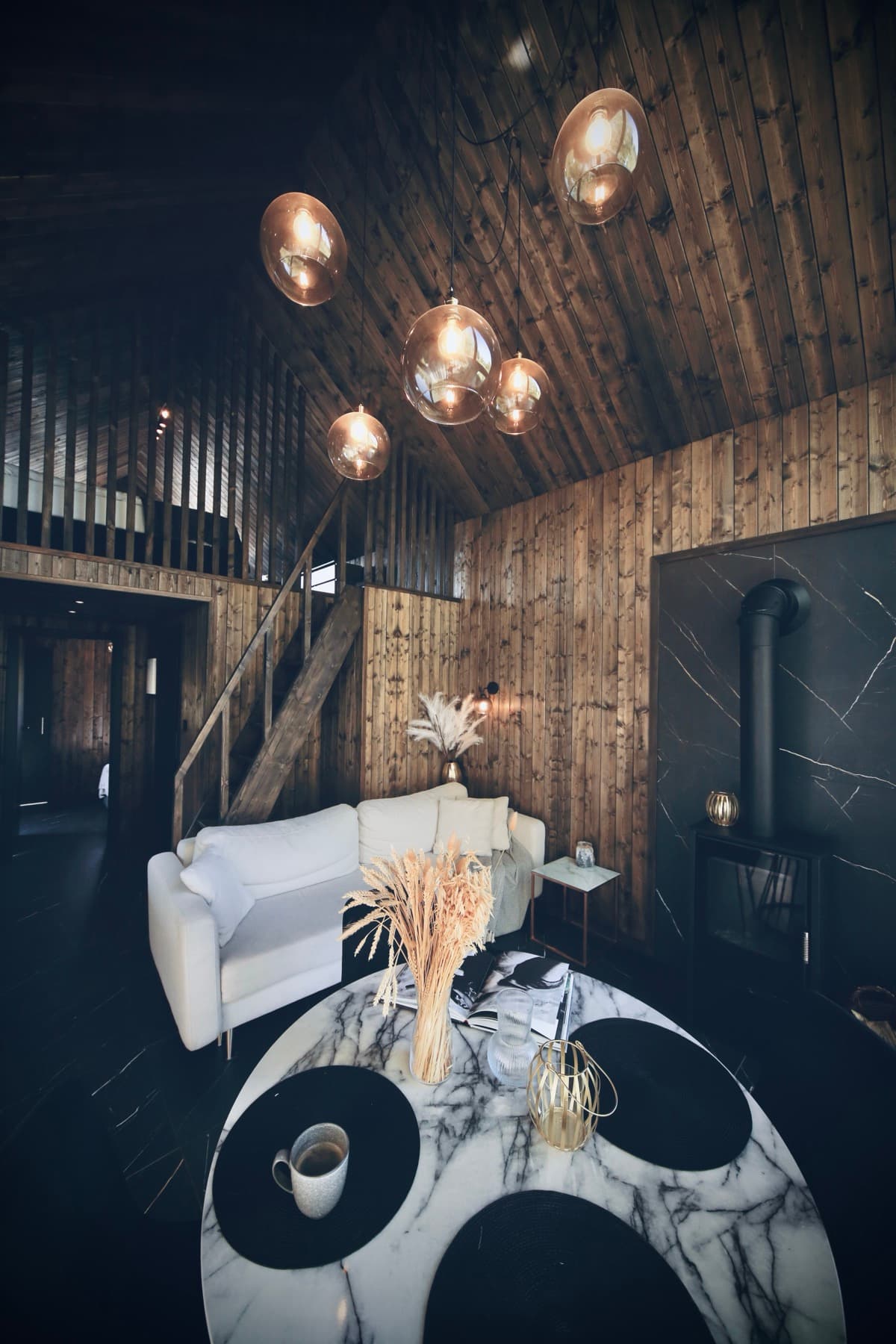 Wnętrze domku — salon z kominkiem