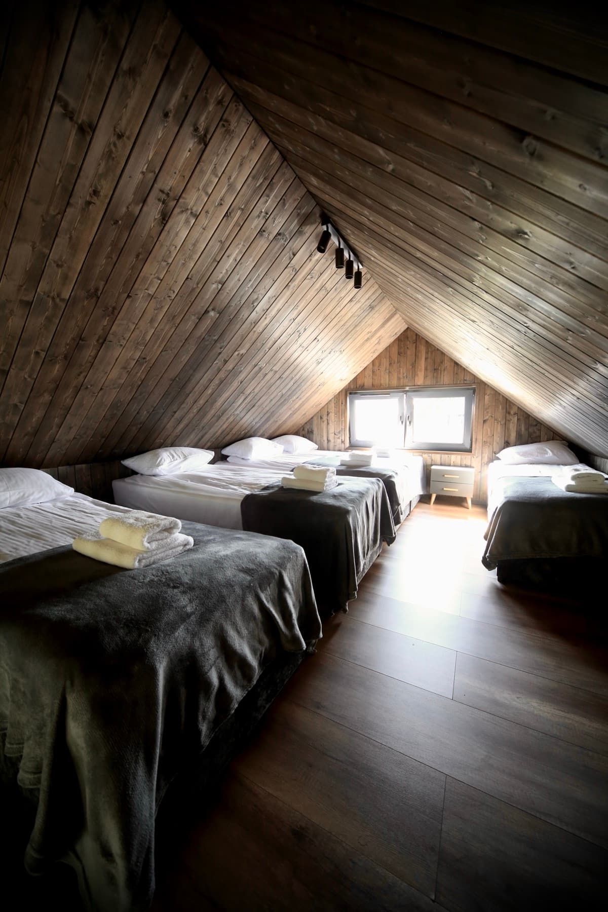 Przytulna sypialnia na antresoli z dachem A-frame